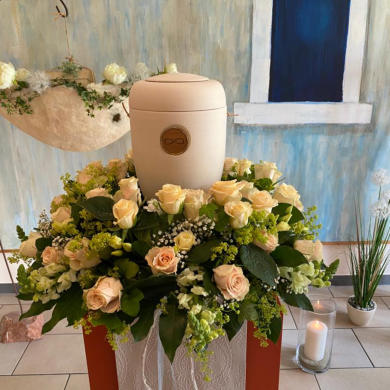Urne mit Blumenschmuck